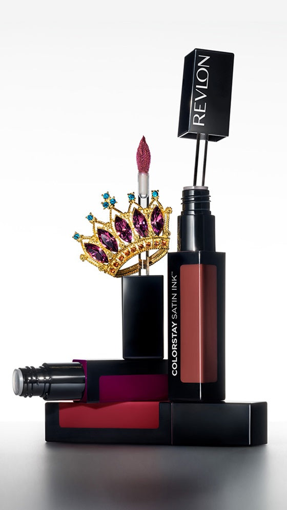 ColorStay Satin Ink™ Crown Jewels Liquid Lipstick – 8 nuanca të pasura të frymëzuara nga gurët e çmuar, përfundim kremi dhe perle, qëndrueshmëri 16 orë, vitamina E dhe vaj nga farat e rrushit të zi, buzë të hidratuara, fleksibël dhe rezistente ndaj ujit, anti-shkrirje / 8 rich shades inspired by precious gems, creamy and pearlescent finish, 16-hour long-lasting liquid lipstick with Vitamin E and black currant seed oils, hydrated lips, flexible formula, water-resistant, prevents cracking