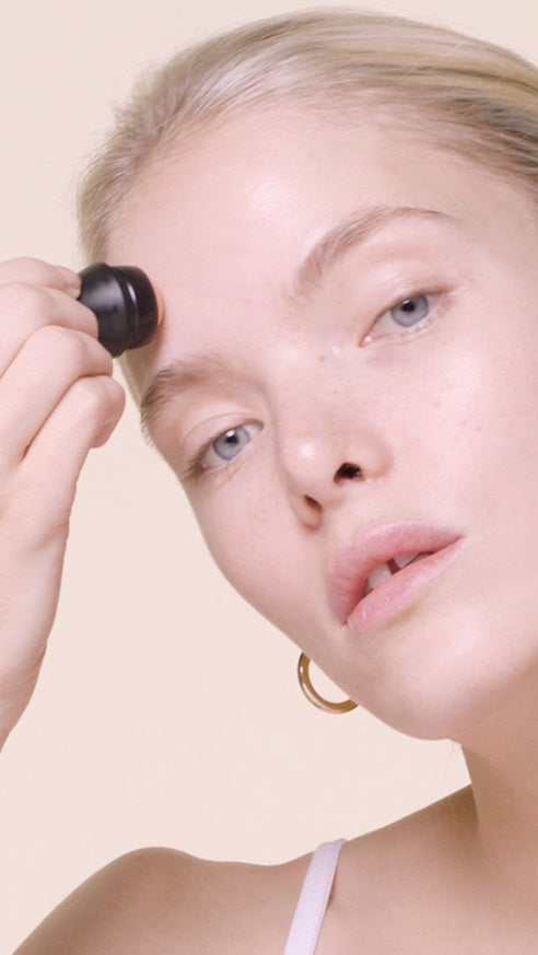 Revlon Oil-Absorbing Volcanic Roller – roller fytyre me gur vullkanik për të hequr vajin e tepërt dhe shkëlqimin / Revlon oil-absorbing facial roller with volcanic stone for excess oil and shine control