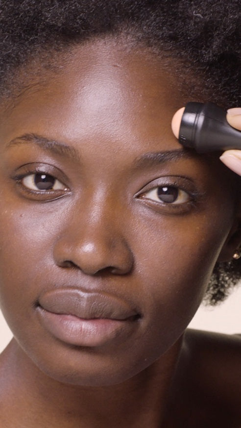 Revlon Oil-Absorbing Volcanic Roller – roller fytyre me gur vullkanik për të hequr vajin e tepërt dhe shkëlqimin / Revlon oil-absorbing facial roller with volcanic stone for excess oil and shine control