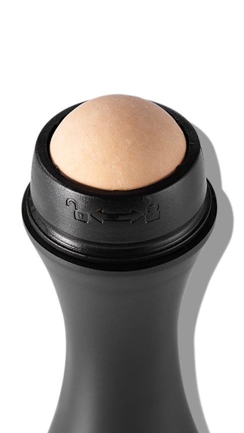 Revlon Oil-Absorbing Volcanic Roller – roller fytyre me gur vullkanik për të hequr vajin e tepërt dhe shkëlqimin / Revlon oil-absorbing facial roller with volcanic stone for excess oil and shine control